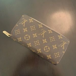 100% Authentic Louis Vuitton Zippy Wallet